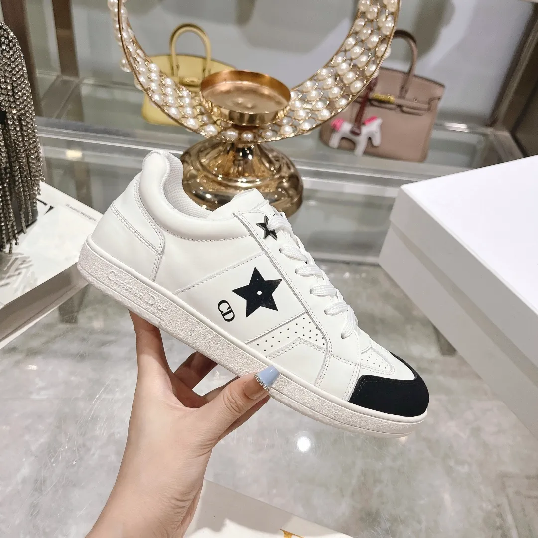 👟👟Ex-factory price 560👟👟Dior2024 new white shoes, Dior Dior Star women's sports shoes, very light summer white shoes. The upper is carefully made of imported suede, decorated with tonal suede panels, metal stars decorate the lace eyelets, and breathable mesh inside. The upper is punched and designed not to stuffy the feet. It is equipped with Christian Dior logo and thin soles. The thick sole is suitable for all seasons! Size: 35-41 (40 and 41 are customized and cannot be returned or exchanged)